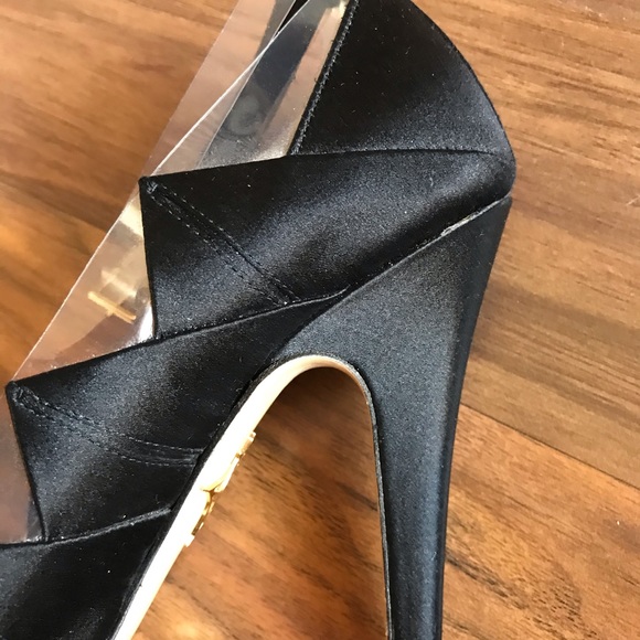 Black satin “Origami” pumps with platform US5/EU35 - Picture 6 of 13
